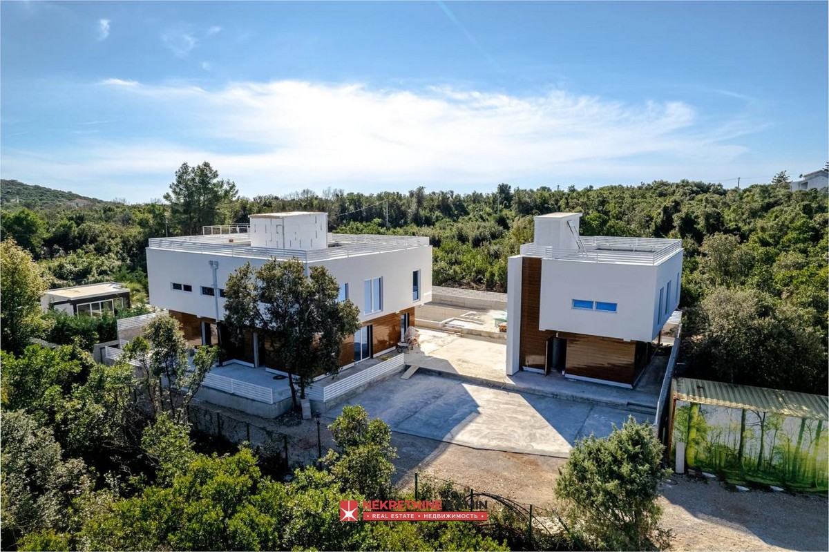 Three Villas with a Shared Pool on an 811 m² Plot, Krimovice, near Budva